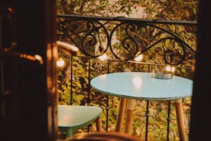 Mały balkon jako wygodne miejsce do relaksu